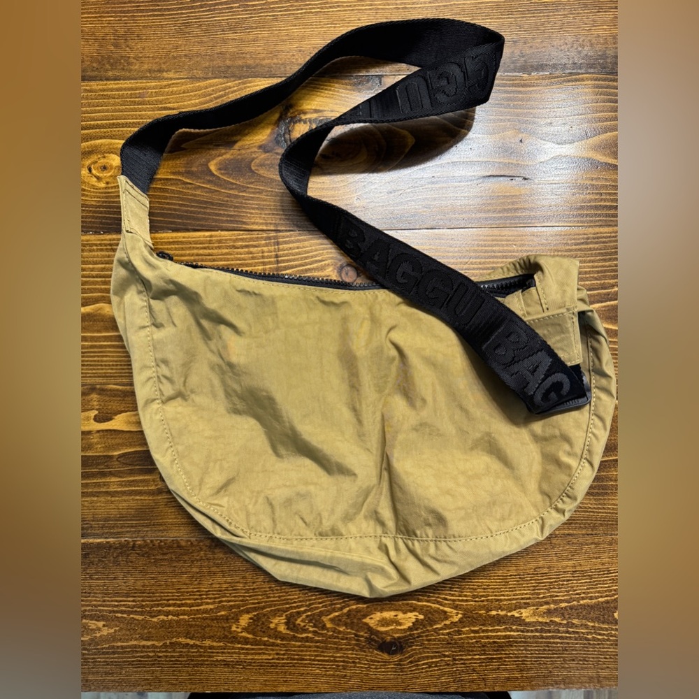 BAGGU Medium Nylon Crescent Bag 37.5 inch strap